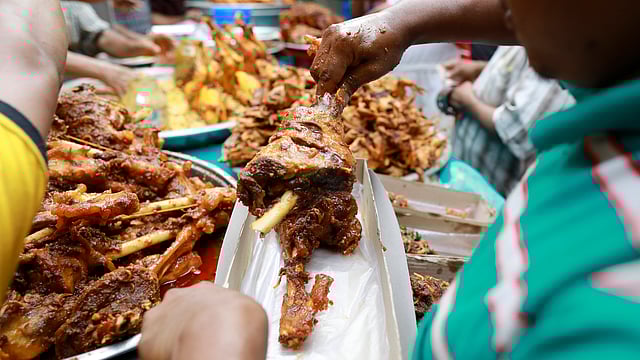 পাওয়া যাচ্ছে লোভনীয় খাসির রোস্ট। ঢাকা, ১৮ মে। শুভ্র কান্তি দাশ