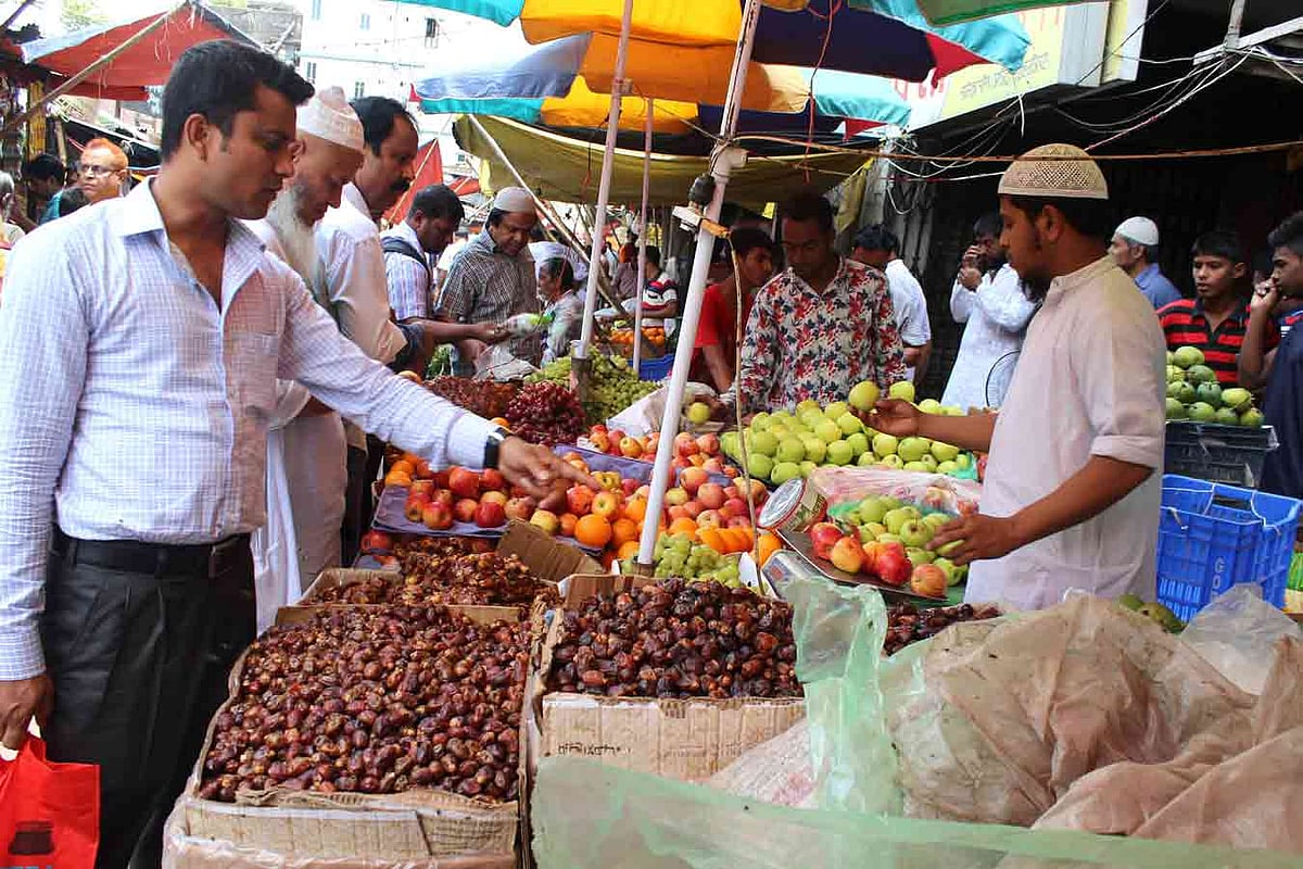 রোজার প্রথম দিন ইফতারের ফল কিনতে দোকানে রোজাদারদের ভিড়। ময়মনসিংহ শহরের মেছুয়া বাজার ফলের দোকান, ১৮ মে। ছবি: আনোয়ার হোসেন