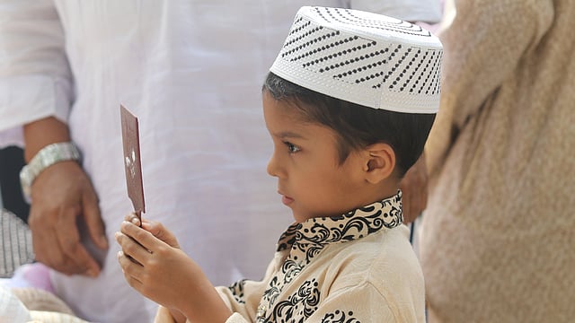 টুপিটা হতে হবে তার মনের মতো। বাবার সঙ্গে টুপি কিনতে এসেছে সে।