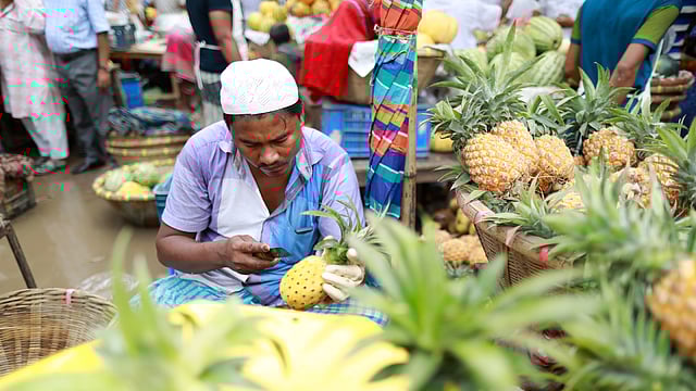 রসে ভরা পাহাড়ের জলডুগি আনারস। ঢাকা, ১৮ মে। শুভ্র কান্তি দাশ