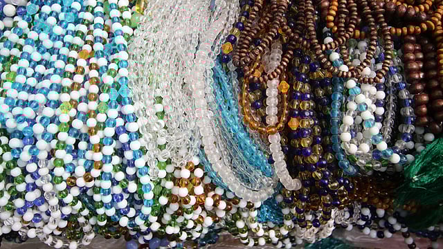 নানা রঙের তসবি। এগুলো প্লাস্টিক, পাথর ও কাঠের তৈরি।