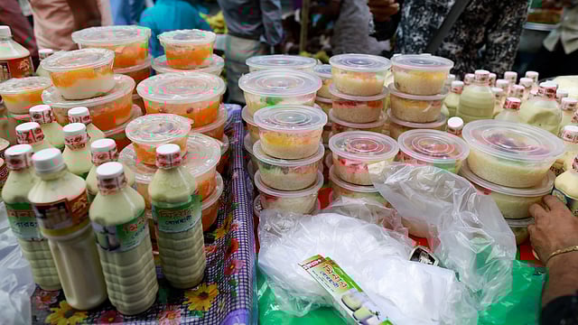 বাটিভর্তি পুরান ঢাকার ফালুদা, আরও আছে বোরহানি। ঢাকা, ১৮ মে। শুভ্র কান্তি দাশ