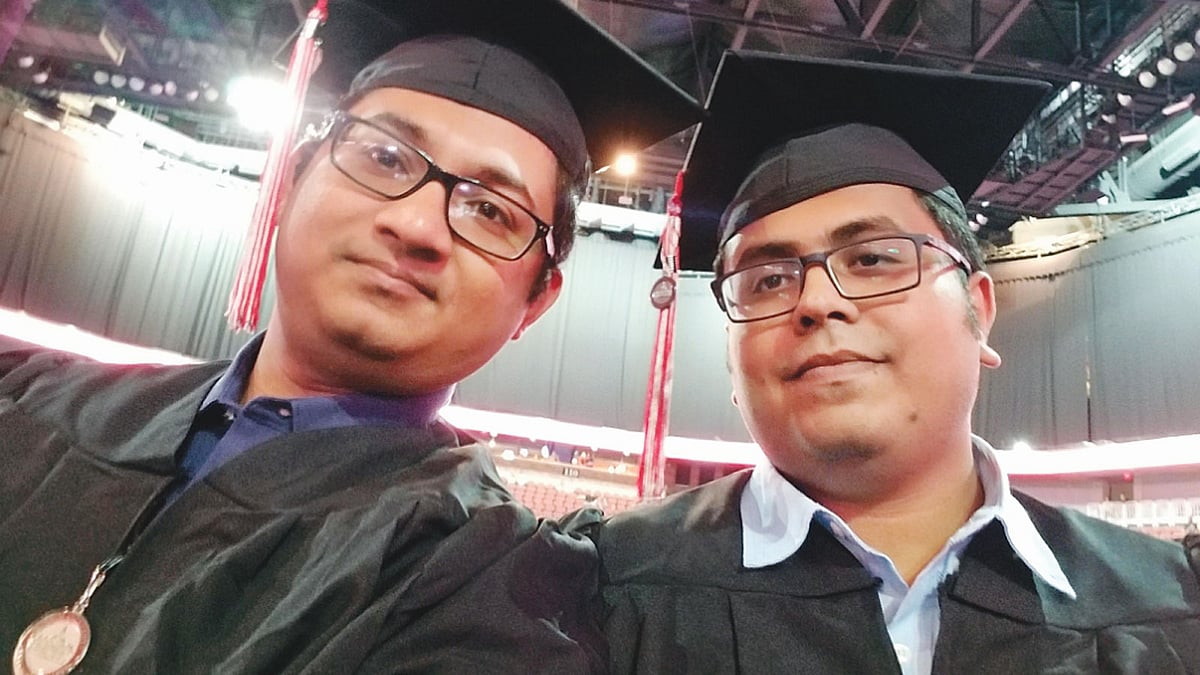 গ্র্যাজুয়েশনের পর দুই বন্ধুর সেলফি