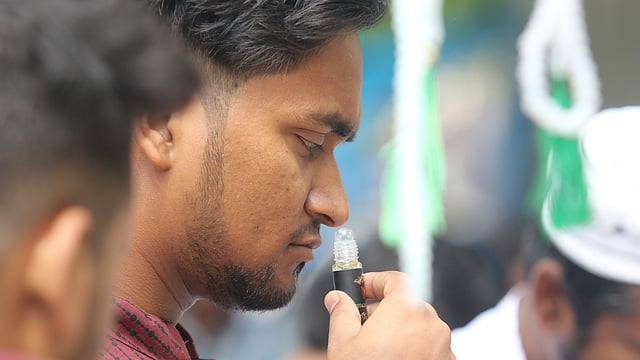 পছন্দের সুগন্ধি বেছে নিচ্ছেন এক তরুণ।