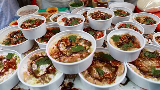 রোজাদারদের কাছে পুরান ঢাকার দইবড়ার চাহিদা রয়েছে। ঢাকা, ১৮ মে। শুভ্র কান্তি দাশ