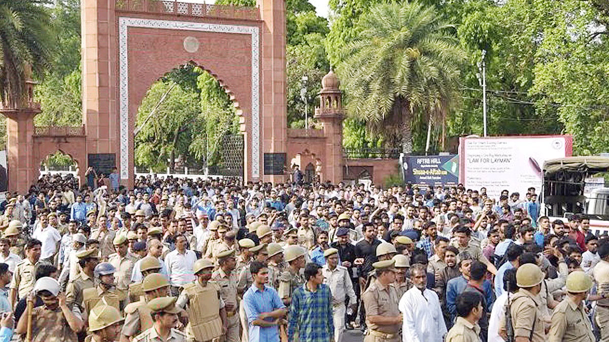 জিন্নাহর ছবি নিয়ে আলিগড় মুসলিম বিশ্ববিদ্যালয়ে সম্প্রতি উত্তেজনা দেখা দেয়