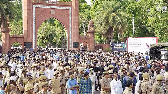 জিন্নাহর ছবি নিয়ে আলিগড় মুসলিম বিশ্ববিদ্যালয়ে সম্প্রতি উত্তেজনা দেখা দেয়