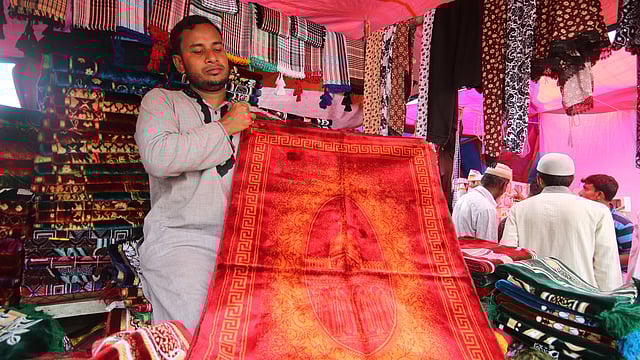 পাওয়া যাচ্ছে নানা রং ও নকশার জায়নামাজ।