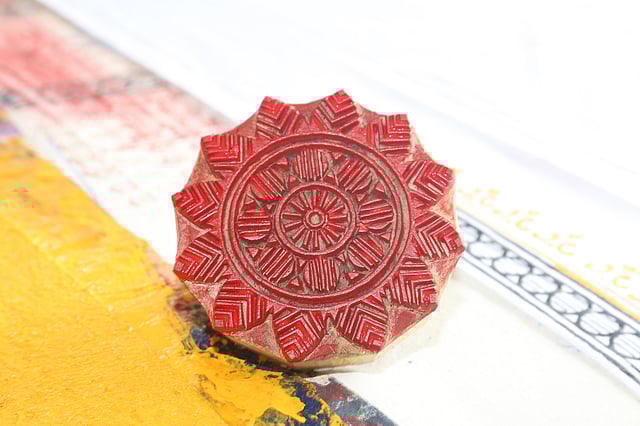 কিছু নকশা ঐতিহ্যবাহী। চাহিদা থাকায় বছরের পর বছর এসব নকশা টিকে আছে।