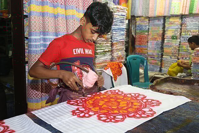 এখন আর শুধু ছাপ দিয়েই নকশা করা হয় না। স্প্রে করেও ফুটিয়ে তোলা হয় নকশা।