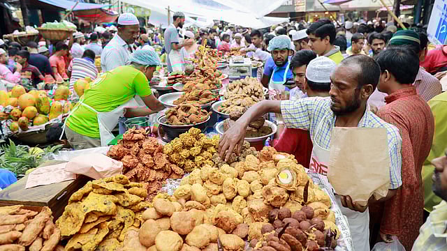 প্রতিবছরের মতো এই রমজানেও পুরান ঢাকার চকবাজার এলাকায় বসেছে ইফতার বাজার। নানা মুখরোচক ইফতারসামগ্রীর পসরা সাজিয়ে বসেছেন বিক্রেতারা। ঢাকা, ১৮ মে। শুভ্র কান্তি দাশ
