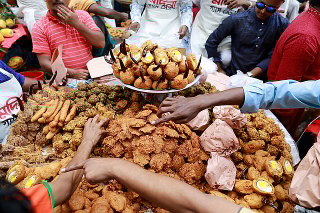 ক্রেতারা কিনছেন চপ, বেগুনি, পিঁয়াজু—   আরও কত কি। ঢাকা, ১৮ মে। শুভ্র কান্তি দাশ