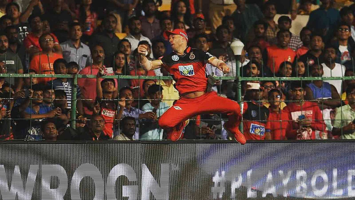 শূন্যে লাফিয়ে বলটা তালুবন্দী করলেন ডি ভিলিয়ার্স। পেছনে মন্ত্রমুগ্ধ দর্শকেরা। ছবি: টুইটার