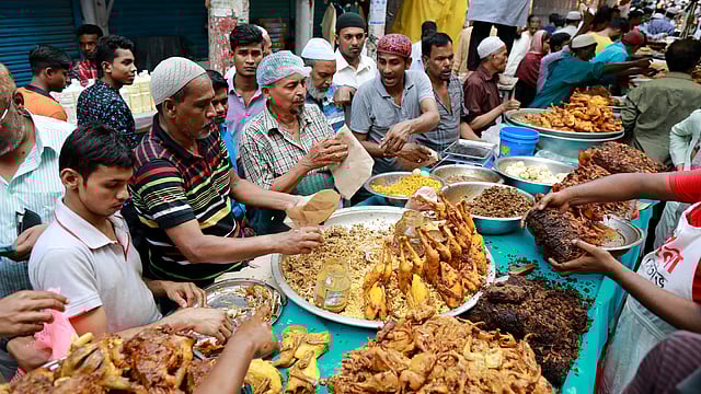 ঐতিহ্যবাহী এসব খাদ্যসামগ্রী কিনতে ঢাকার বিভিন্ন এলাকা থেকে মুসল্লিরা আসেন এই বাজারে। ঢাকা, ১৮ মে। শুভ্র কান্তি দাশ