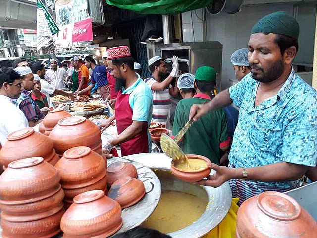 ইফতারসামগ্রীর মধ্যে হালিম অন্যতম। হালিম ছাড়া অনেকেরই ইফতার যেন পরিপূর্ণ হয় না। হালিম বিক্রি করতে ব্যস্ত কর্মীরা। বেইলি রোড, ঢাকা, ১৮ মে। ছবি: সুমন ইউসুফ
