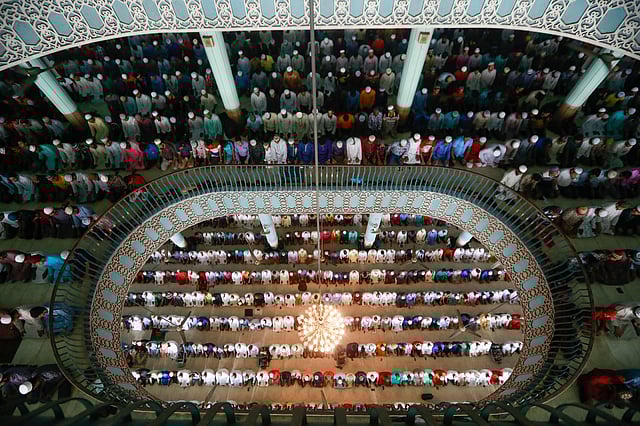শুরু হয়েছে পবিত্র রমজান মাস। আজ প্রথম রোজা এবং রমজানের প্রথম জুমা। মুসল্লিরা জুমার নামাজ আদায় করতে দূরদূরান্ত থেকে সমবেত হয়েছিলেন ঢাকার জাতীয় মসজিদ বায়তুল মোকাররমে। ঢাকা, ১৮ মে। ছবি: শুভ্র কান্তি দাশ