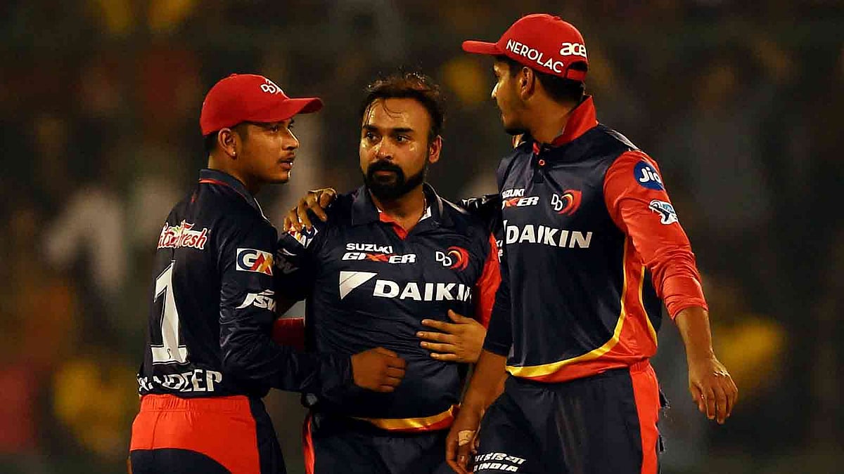 উইকেট শিকারের পর সতীর্থদের নিয়ে দিল্লির অমিত মিশ্রর উদ্যাপন। ছবি: এএফপি