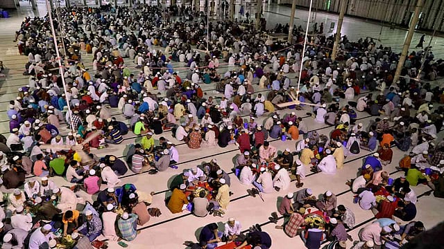 রোজার প্রথম দিন শুক্রবার জাতীয় মসজিদ বায়তুল মোকাররমে ছিল ইফতারের আয়োজন। ছবি: তানভীর আহাম্মেদ
