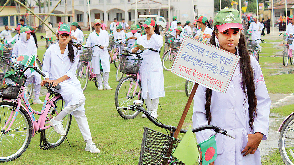 ময়মনসিংহের ত্রিশালে মেয়েদের এমন ‘ব্রিগেড’ ঠেকিয়েছে অনেক বাল্যবিবাহ। ছবি: প্রথম আলো