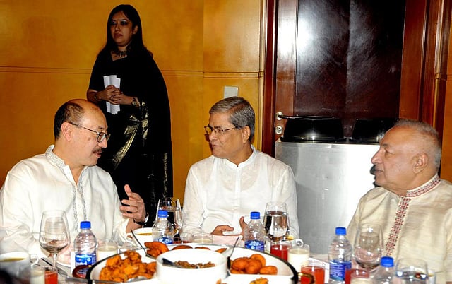 ভারতের হাইকমিশনার হর্ষ বর্ধন শ্রিংলার সঙ্গে মির্জা ফখরুল ইসলাম আলমগীর। ছবি: বিএনপির সৌজন্য