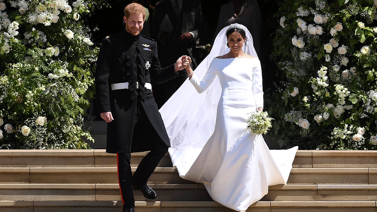 বিয়ের আনুষ্ঠানিকতা শেষে সেন্ট জর্জেস চ্যাপেল থেকে বেরিয়ে আসেন প্রিন্স হ্যারি ও মেগান মার্কেল। গতকাল যুক্তরাজ্যের উইন্ডসরে। ছবি: রয়টার্স