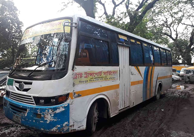 ঢাকা বিশ্ববিদ্যালয়ের ছাত্রীর সঙ্গে দুর্ব্যবহারের প্রতিবাদে  ট্রাস্ট ট্রান্সপোর্ট সার্ভিসের বাস আটক করা হয়। ছবি: প্রথম আলো