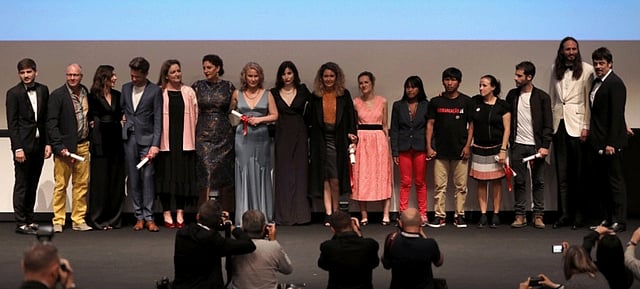 কান চলচ্চিত্র উৎসবে মঞ্চে আঁ সারতেঁ রিগার বিভাগের সব বিজয়ীরা। ছবি: কান চলচ্চিত্র উৎসবের ওয়েবসাইট