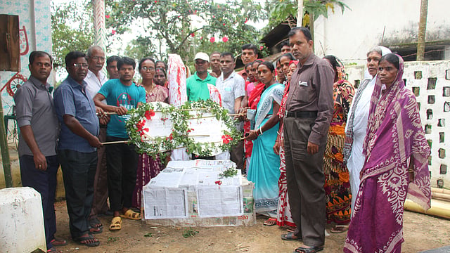ব্রিটিশদের গুলিতে নিহত চা-শ্রমিকদের স্মরণে শহীদবেদিতে আজ রোববার মৌলভীবাজারের কমলগঞ্জ উপজেলার মিরতিংগা চা-বাগানে পুষ্পার্ঘ্য অর্পণ ও শ্রদ্ধাঞ্জলি জানান চা-শ্রমিকেরা। ছবি: শিমুল তরফদার