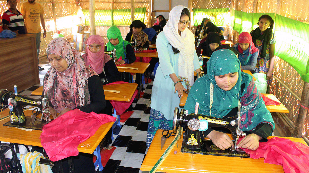 কক্সবাজারের উখিয়ার মধুরছড়া আশ্রয়শিবিরের রোহিঙ্গা নারীদের সেলাই প্রশিক্ষণ দেওয়া হচ্ছে। ১২ মে দুপুরে।  ছবি: প্রথম আলো