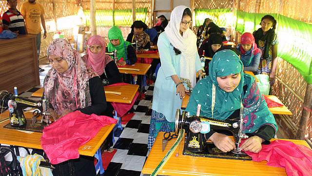 কক্সবাজারের উখিয়ার মধুরছড়া আশ্রয়শিবিরের রোহিঙ্গা নারীদের সেলাই প্রশিক্ষণ দেওয়া হচ্ছে। ১২ মে দুপুরে।  ছবি: প্রথম আলো