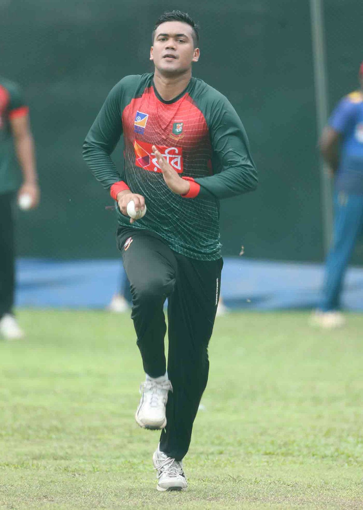 কেবল দুঃসংবাদই পাচ্ছেন তাসকিন আহমেদ। ফাইল ছবি