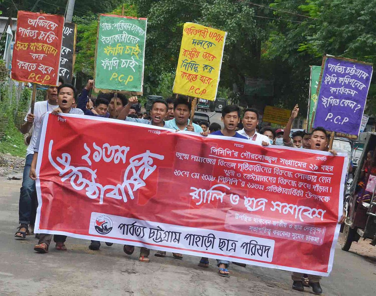 পাহাড়ি ছাত্র পরিষদের (পিসিপি) ২৯তম প্রতিষ্ঠাবার্ষিকী উপলক্ষে জেএসএস (এমএন লারমা) পক্ষের পিসিপির কেন্দ্রীয় কমিটির শোভাযাত্রা। লারমা স্কয়ার, খাগড়াছড়ির দীঘিনালা, খাগড়াছড়ি, ২০ মে। ছবি: পলাশ বড়ুয়া