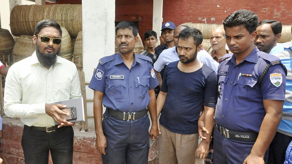 দিনাজপুরে রেলের টিকিট কালোবাজারির অভিযোগে দণ্ডিত সালাম সরকার। ছবি: সংগৃহীত