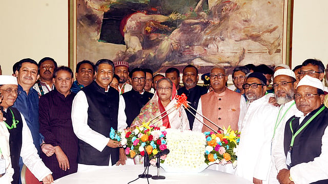 গণভবনে খুলনা সিটি করপোরেশনের নবনির্বাচিত মেয়র তালুকদার আবদুল খালেক ও স্থানীয় নেতারা প্রধানমন্ত্রীকে ফুল দিয়ে শুভেচ্ছা জানান। ঢাকা, ২০ মে। ছবি: বাসস
