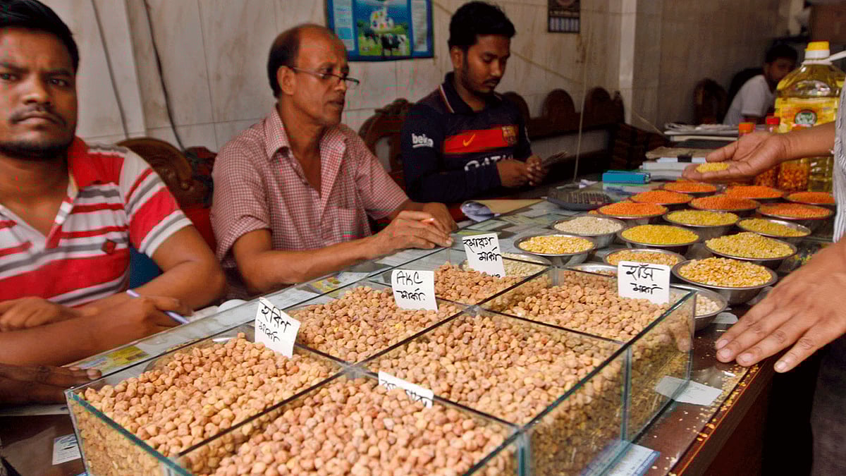 রোজা উপলক্ষে আমদানি করা নিত্যপ্রয়োজনীয় পণ্য দোকানে সাজিয়ে রাখা হয়েছে। গতকাল চট্টগ্রামের খাতুনগঞ্জ পাইকারি মোকামে।  ছবি: সৌরভ দাশ
