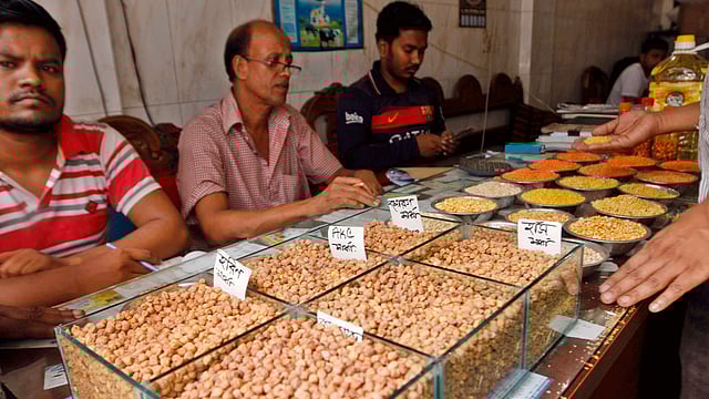 রোজা উপলক্ষে আমদানি করা নিত্যপ্রয়োজনীয় পণ্য দোকানে সাজিয়ে রাখা হয়েছে। গতকাল চট্টগ্রামের খাতুনগঞ্জ পাইকারি মোকামে।  ছবি: সৌরভ দাশ
