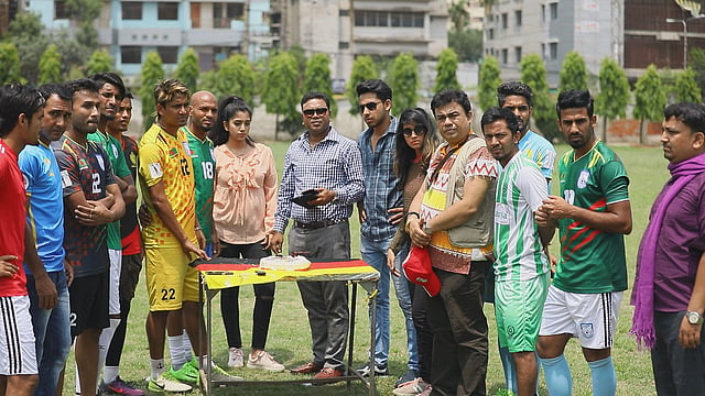 দ্য গোল্ড কাপ নাটকের দৃশ্য। এই নাটকে সাবেক দুই ফুটবলারসহ বর্তমান জাতীয় দলের ১১ জন খেলোয়াড় অভিনয় করছেন।