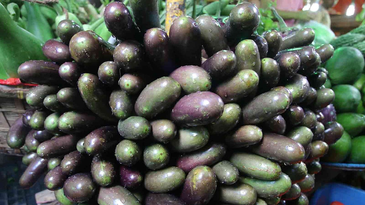 বাজারভেদে বেগুনের কেজি ৮০ থেকে ১০০ টাকা। ছবি: প্রথম আলো