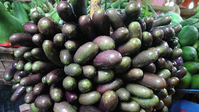 বাজারভেদে বেগুনের কেজি ৮০ থেকে ১০০ টাকা। ছবি: প্রথম আলো