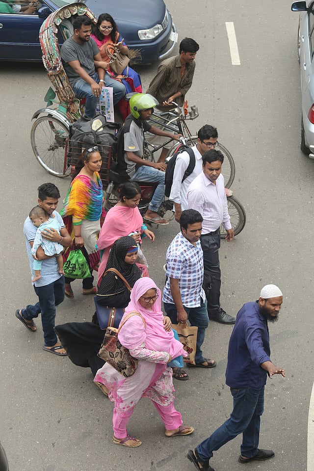মাথার ওপরেই পদচারী-সেতু। এরপরও পথচারীরা ঝুঁকি নিয়ে নিচ দিয়ে সড়ক পার হচ্ছেন।