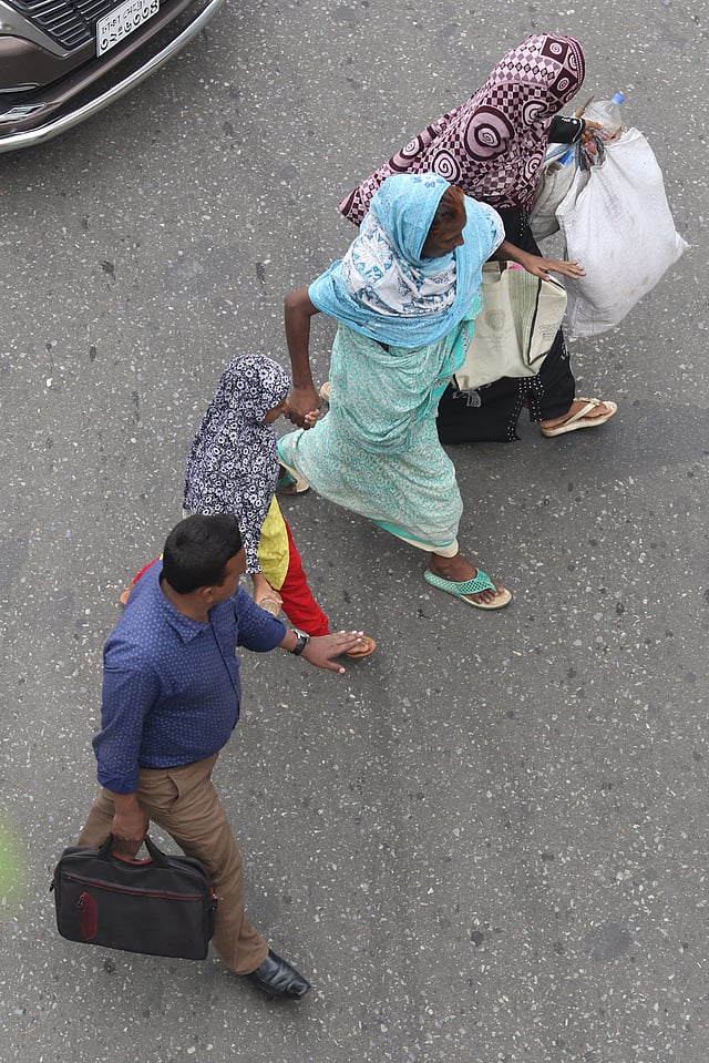 পদচারী-সেতু ব্যবহার না করে অনেকেই ঝুঁকি নিচ্ছেন।