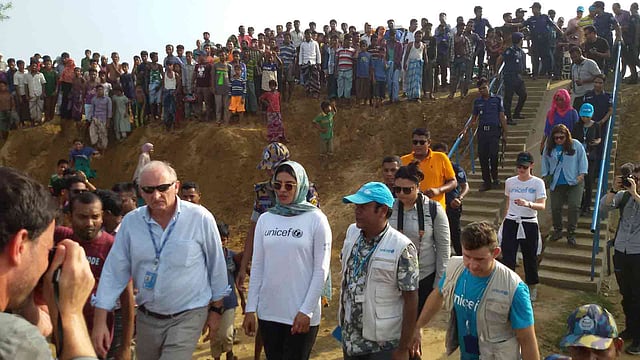 প্রিয়াঙ্কা চোপড়া রোহিঙ্গাদের অস্থায়ী শিবির ঘুরে দেখার সময় অনেকেই এসে ভিড় করেন। ছবি: প্রথম আলো