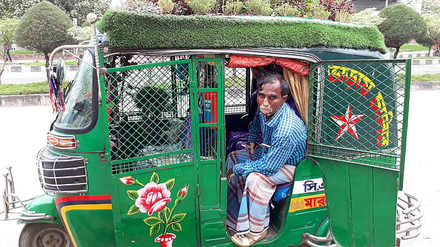 সিএনজিচালিত অটোরিকশাচালক তপন চন্দ্র ভৌমিক শখের বশে নিজের চালানো অটোরিকশাটি মনের মতো সাজিয়েছেন। ছবি: সুহাদা আফরিন