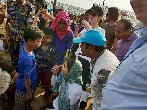 রোহিঙ্গাদের অস্থায়ী শিবিরে একটি কিশোরের সঙ্গে কথা বলেন প্রিয়াঙ্কা চোপড়া। ছবি: প্রথম আলো