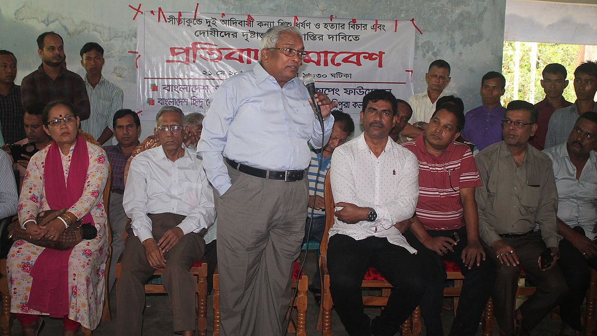 দুই ত্রিপুরা কিশোরী হত্যার প্রতিবাদে সভা। বক্তব্য দিচ্ছেন বাংলাদেশ হিন্দু বৌদ্ধ খ্রিষ্টান ঐক্য পরিষদের কেন্দ্রীয় সাধারণ সম্পাদক রানা দাশগুপ্ত। সীতাকুণ্ড, ২১ মে। ছবি: কৃষ্ণ চন্দ্র দাস