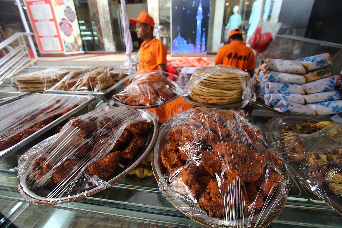 রাজধানীর ধানমন্ডিতে বিভিন্ন মুখরোচক ইফতারসামগ্রীর পসরা সাজিয়ে বসেছে স্থানীয় রেস্তোরাঁগুলো। ঢাকা, ২১ মে। ছবি: আবদুস সালাম