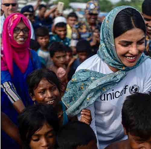রোহিঙ্গা শিশুদের দেখতে কক্সবাজারের টেকনাফের বাহারছড়ার শামলাপুর মনখালি ব্রিজের পাশে অস্থায়ী রোহিঙ্গা শিবিরে যান সাবেক বিশ্ব সুন্দরী প্রিয়াঙ্কা চোপড়া। অনেকের মাঝে একটি শিশুর চোখে পানি। ছবি: প্রিয়াঙ্কা চোপড়ার ইনস্টাগ্রাম থেকে নেওয়া।