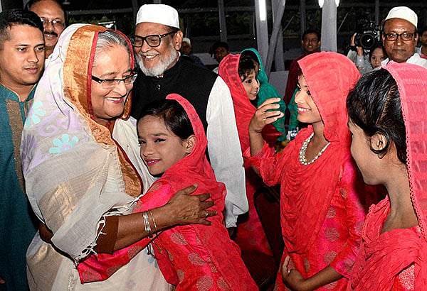 আলেম-ওলামা, যুদ্ধাহত মুক্তিযোদ্ধা, এতিম ও প্রতিবন্ধী শিশুদের সম্মানে সোমবার গণভবনের সবুজ চত্বরে ইফতার করেছেন প্রধানমন্ত্রী শেখ হাসিনা। ছবি: বাসস