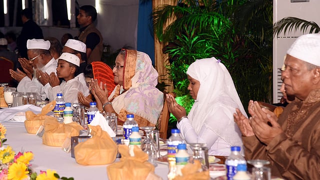 আলেম-ওলামা, যুদ্ধাহত মুক্তিযোদ্ধা, এতিম ও প্রতিবন্ধী শিশুদের সম্মানে সোমবার গণভবনের সবুজ চত্বরে ইফতার করেছেন প্রধানমন্ত্রী শেখ হাসিনা। ছবি: বাসস