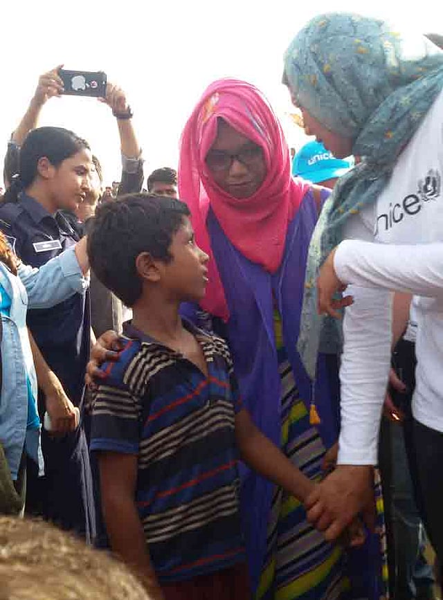 রোহিঙ্গাদের অস্থায়ী শিবিরে শিশু রফিকের সঙ্গে কথা বলেন প্রিয়াঙ্কা চোপড়া। ছবি: প্রথম আলো